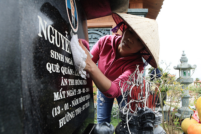 Đốt thẻ ATM, iPhone… cho tổ tiên dịp Tết thanh minh